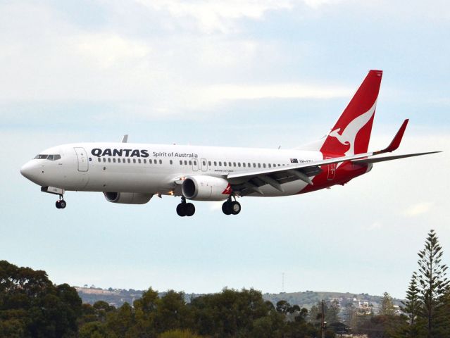 Boeing 737-800 (VH-VZU) - On short finals for runway 05. Thursday 12th July 2012.