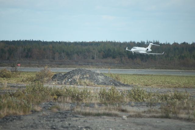 Bombardier Challenger 300 (N360PA) - CL30 landing at CYQX, second time around after aborted landing