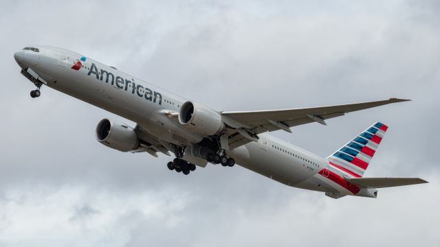 BOEING 777-300ER (N717AN)