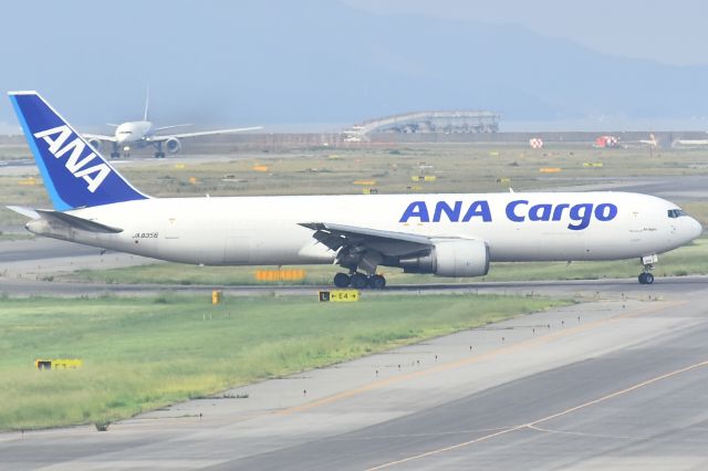 BOEING 767-300 (JA8356)