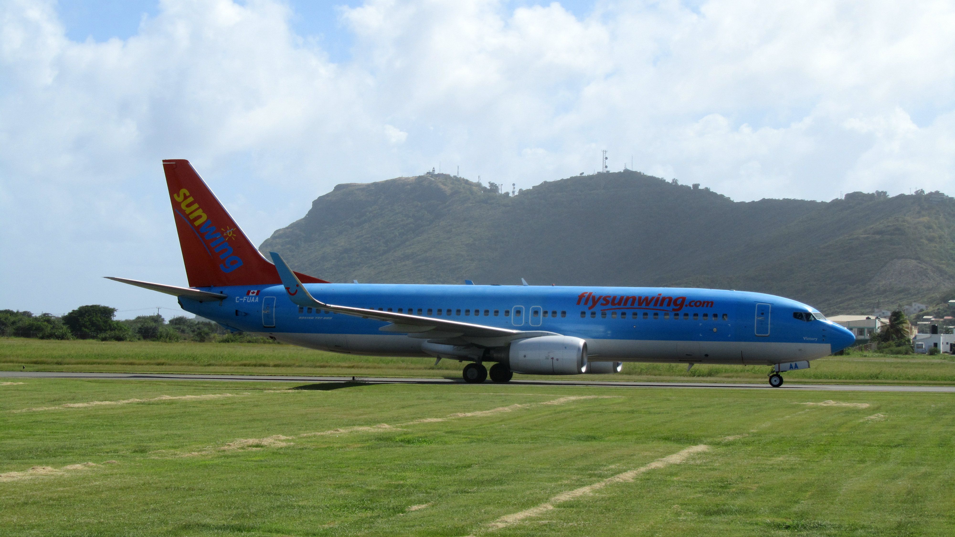 Boeing 737-800 (C-FUAA)