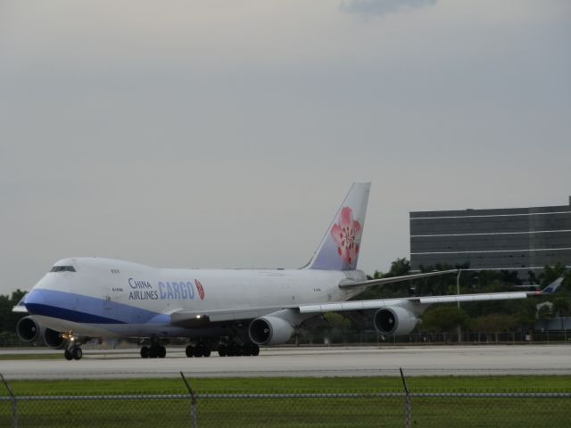 Boeing 747-400 (B-18706)