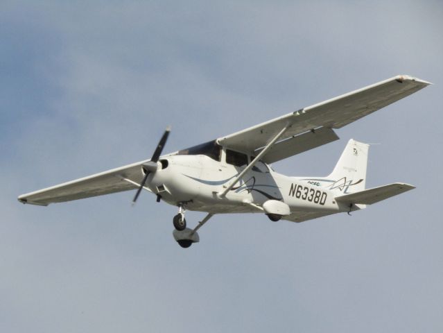 Cessna Skyhawk (N6338D) - Landing RWY 24