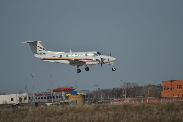 Beechcraft Super King Air 200 (N200PH) - N200PH landing in KFSD on Runway 15.