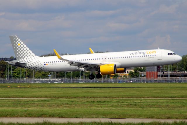 Airbus A321neo (EC-NYC) - On short finals for rwy 09L on 26-Apr-24 operating flight VLG8960 from LFPO.