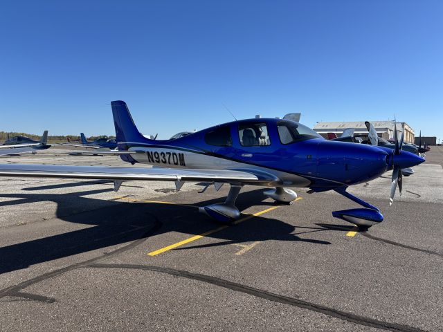 Cirrus SR-22 (N937DM)