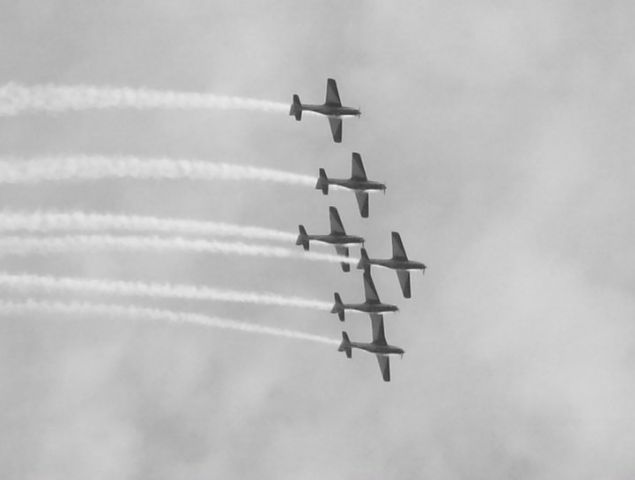 Embraer A-27 Tucano — - ESCUADRILLA DE LA FUERZA AEREA BRASILERA REALIZANDO ACROBACIA EN BUENOS AIRES, ARGENTINA. BASE AEREA MORON.