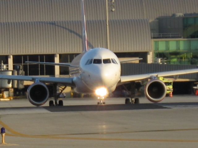 Airbus A320 (N631VA) - Taxiing to RWY 19R