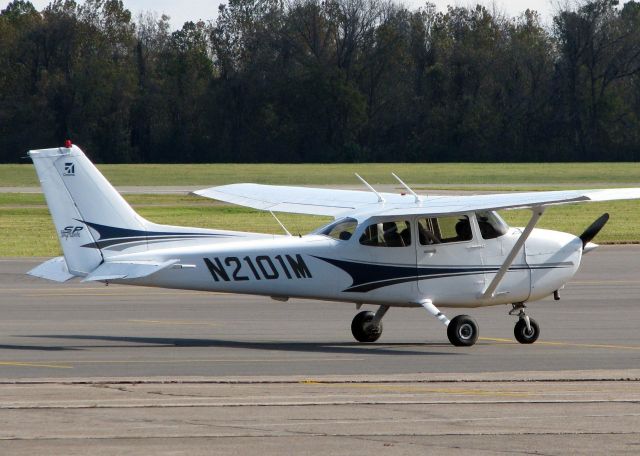 Cessna Skyhawk (N2101M) - At Shreveports Downtown Airport.