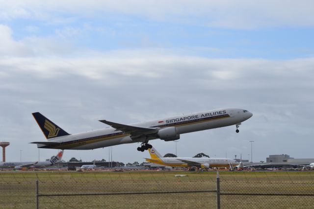 Boeing 777 (9V-SYH) - A Singapore 777-300ER blasts off as a Royal Brunei 777-200 waits at the ramp.