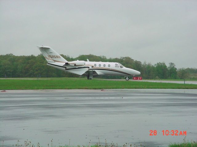 Cessna Citation CJ1 (N525WH) - Taxiing to runway 27 on 4/28/09