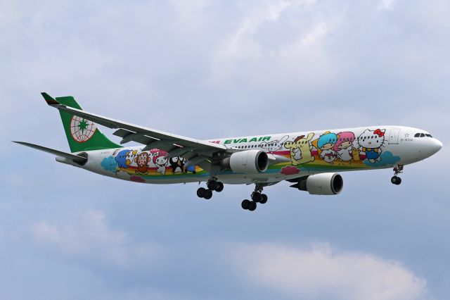 Airbus A330-300 (B-16332) - "Hello Kitty Loves Apples" livery