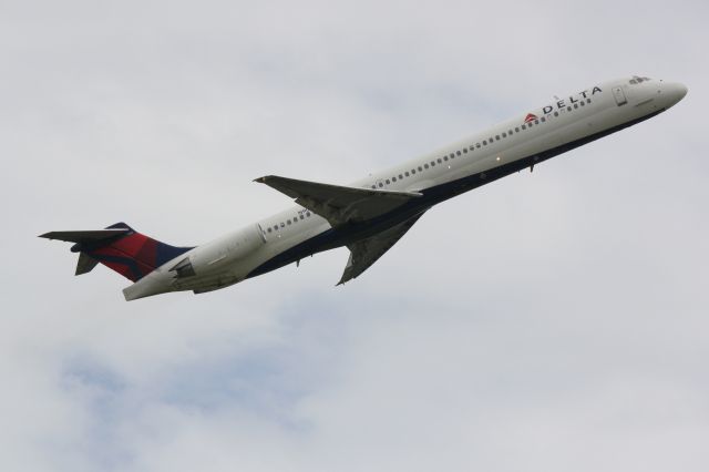 McDonnell Douglas MD-88 (N900DE)