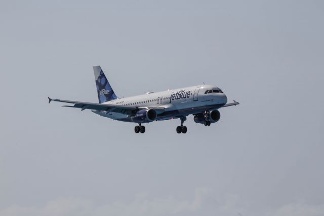 Airbus A320 (N627JB)