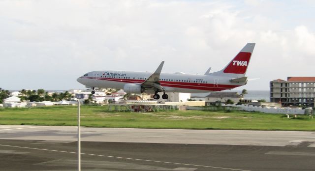 Boeing 737-800 (N915NN)