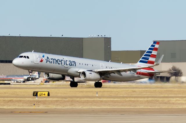 Airbus A321 (N140AN)