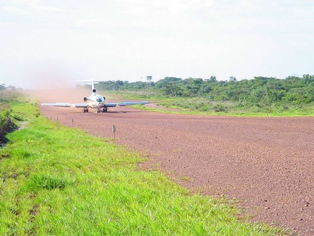 BOEING 727-200 (S9-BAV) - 'm on the edge of the runway and the aircraft is landing. Most aerodromes in Angola have contaminated and unprepared runways, so the great advantage of the 727 to have the engines in the tail.