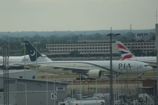 Boeing 777-200 (AP-BGJ) - PIA B777-240ER cn33775