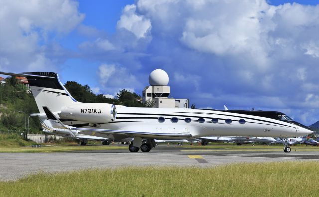 Gulfstream Aerospace Gulfstream V (N721KJ) - Lining up for departure.