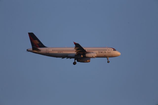 Airbus A320 (N687TA)