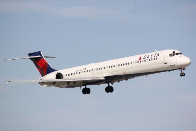 McDonnell Douglas MD-90 (N924DN) - Delta Flight 1971 (N924DN) arrives at Sarasota-Bradenton International Airport following a flight from Detroit Metro-Wayne County International Airport