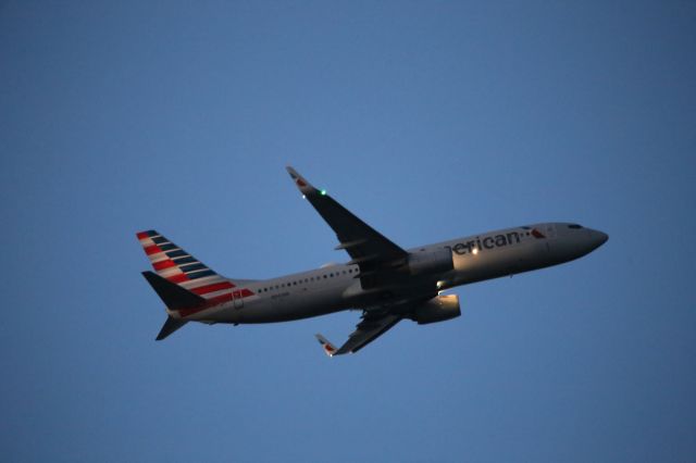 Boeing 737-800 (N943AN)