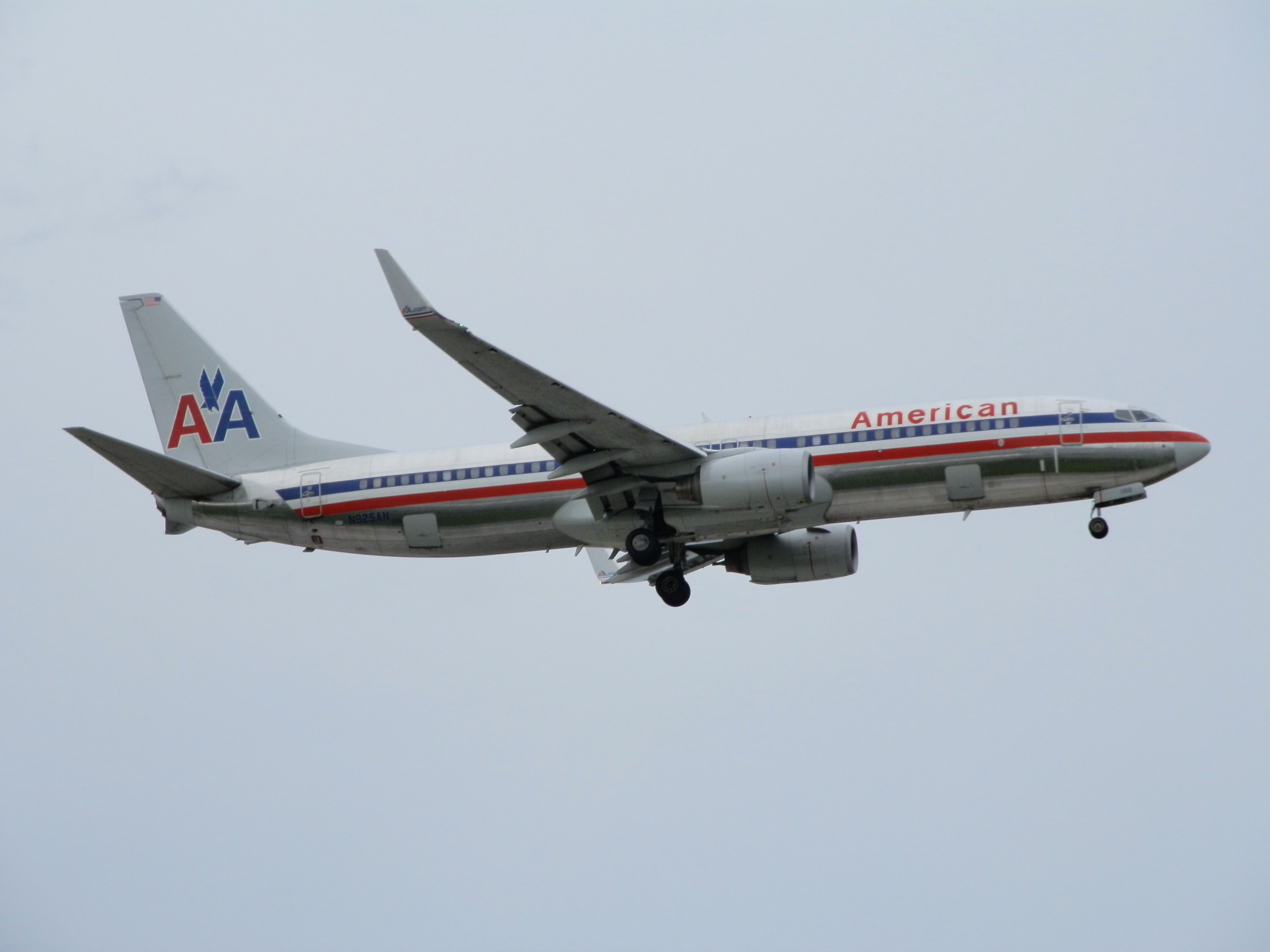 Boeing 737-800 (N925AN)