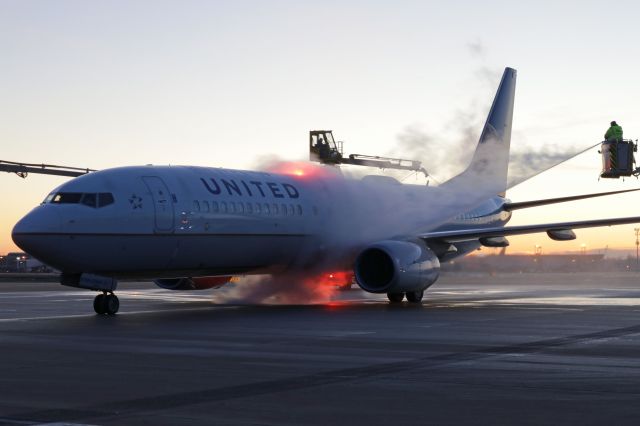 Boeing 737-800 (N78540) - UAL674 getting the frost cleared off before departing for Newark on 23 Dec 2019.