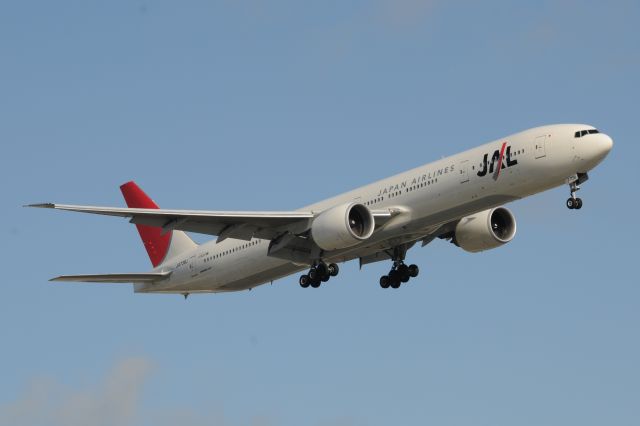 BOEING 777-300 (JA738J)