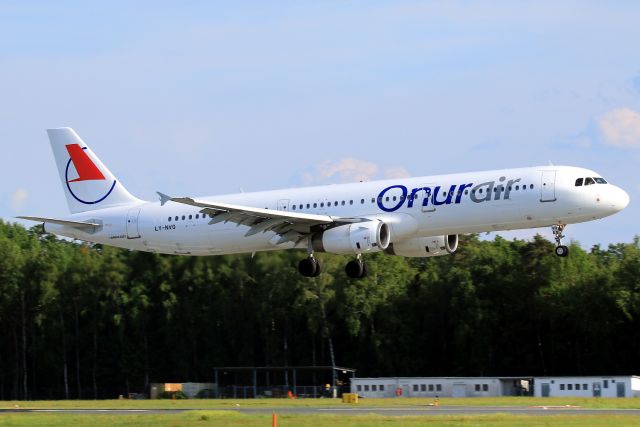 Airbus A321 (LY-NVQ)