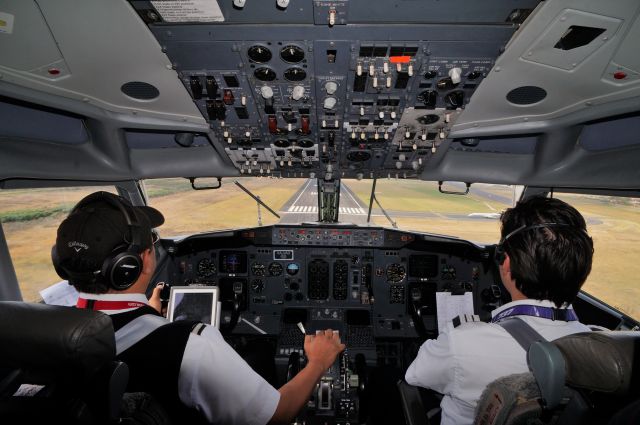 BOEING 737-300 (XA-VAD) - Landing cockpit view