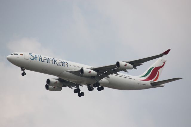 Airbus A330-300 (4R-ADA)
