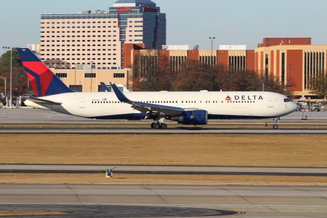 BOEING 767-300 (N177DZ)