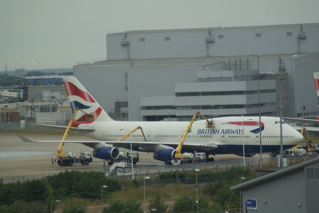 Boeing 747-400 (G-BNLW) - British Airways B747-436 cn903 cleaning