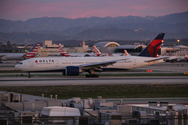 BOEING 777-200LR (N707DN)