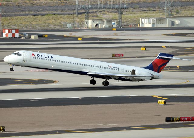 McDonnell Douglas MD-90 (N939DN)