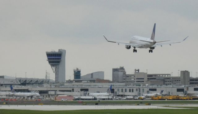 Embraer 175 (N87339) - On final is this 2016 United Airlines Express Embraer ERJ170-200LR in the Autumn of 2020.