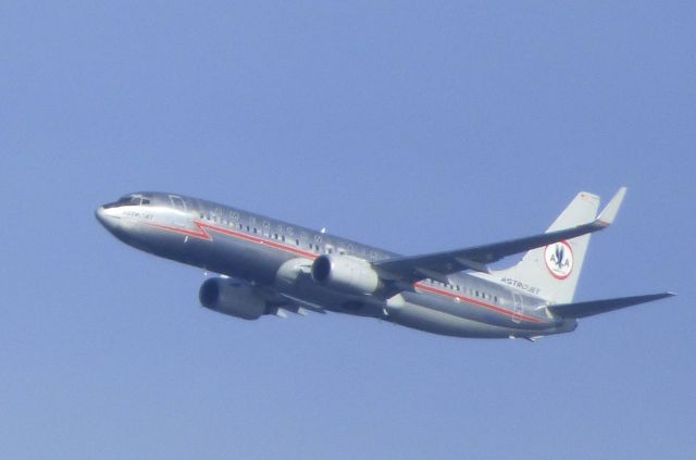 Boeing 737-800 (N951AA) - Shown here is an American Airline "Astrojet" retro a few minutes until landing in the Autumn of 2016.