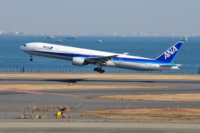 BOEING 777-300 (JA752A) - 2012/1/9