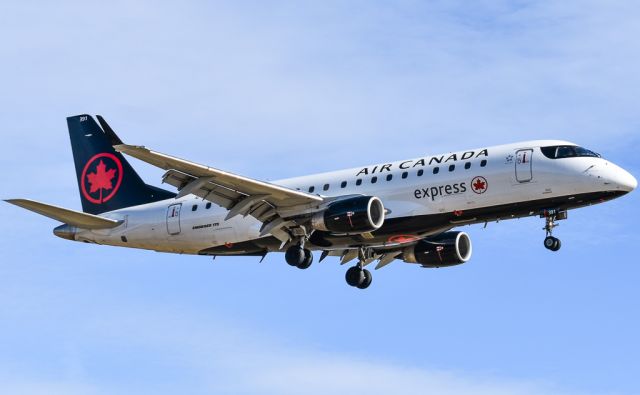 Embraer 175 (C-FRQK)