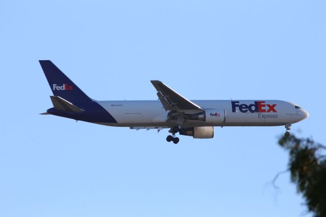 BOEING 767-300 (N133FE)