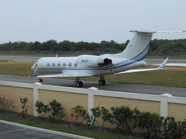 Gulfstream Aerospace Gulfstream IV (N811DF) - Taxi to ramp after arrival from KMDW on 2/5/10