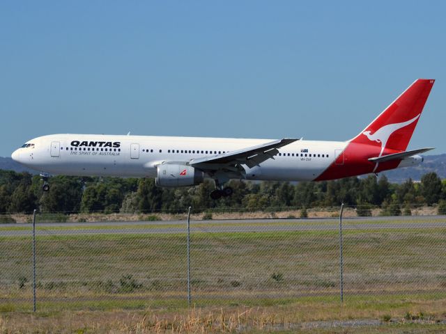 BOEING 767-300 (VH-ZXF)