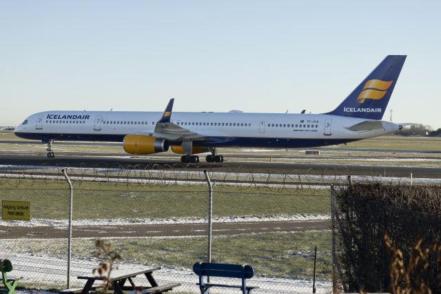 Boeing 757-200 (TF-FIX) - Runway 04L