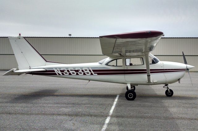 Cessna Skyhawk (N3639L) - A big shout-out to Bruce for inviting me out for a great day flying his beautiful C172. What fun!