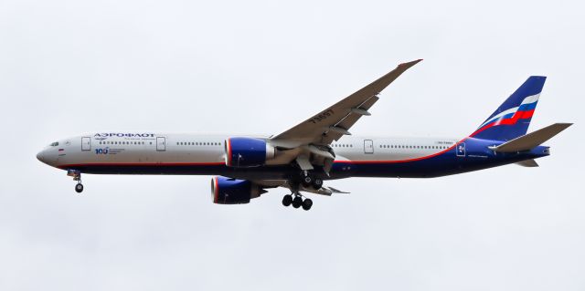 BOEING 777-300ER (RA-73697)
