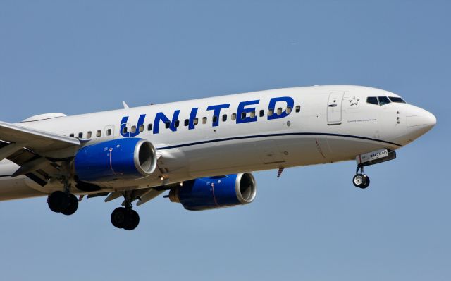 Boeing 737-800 (N18243)