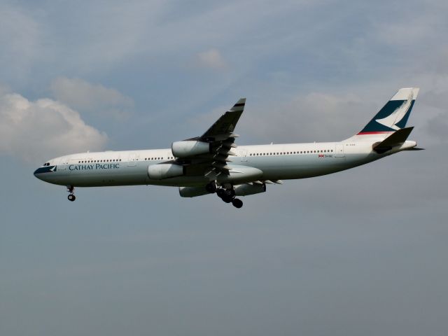 Airbus A340-300 (B-HXK)