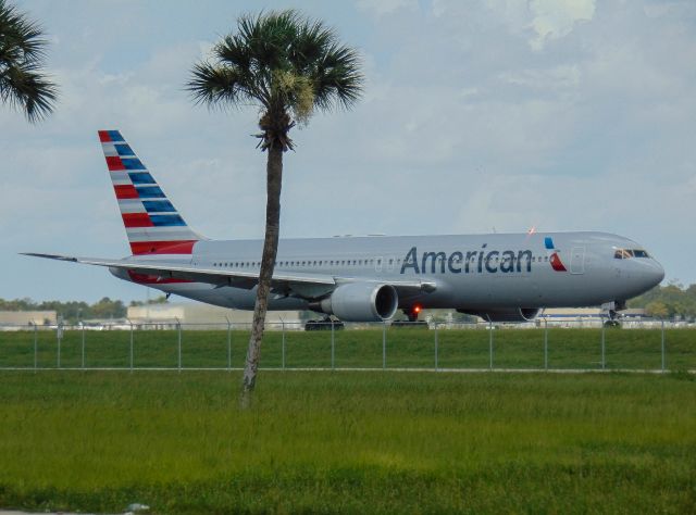 BOEING 767-300 (N376AN)