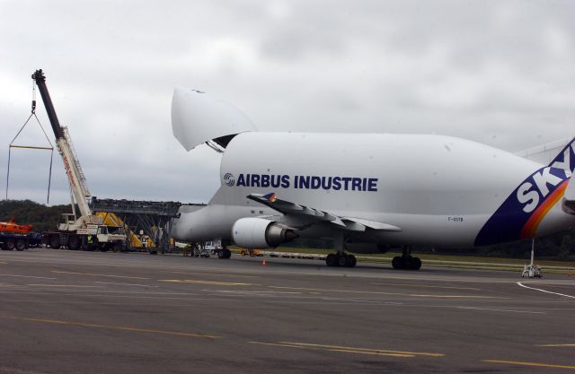 Airbus A330-300 (F-GSTB) - Chargement d'un tronçon de A340 dans le Bélouga avant un départ pour Toulouse